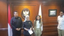 Menteri PANRB Rini Widyantini bersama Menteri Komdigi Meutya Hafid dan Wakil Menteri PANRB Purwadi Arianto saat memberikan keterangan pers ke awak media, Selasa (24/12). / foto ist