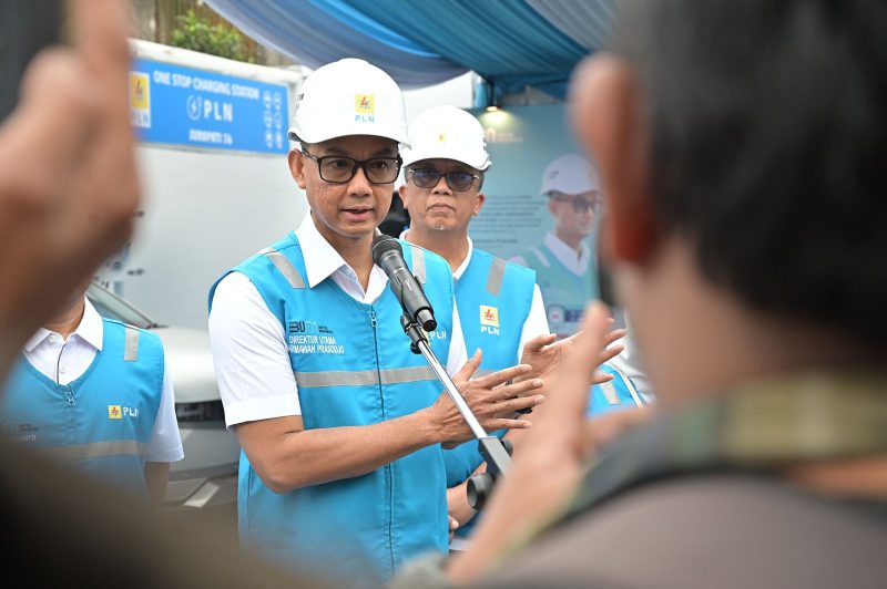 Direktur Utama PLN Darmawan Prasodjo memastikan kesiapan infrastruktur pengisian daya kendaraan listrik dengan melakukan rangkaian inspeksi SPKLU di Trans Jawa, salah satunya SPKLU One Stop EV Charging Station di Surapati, Bandung, pada Rabu (25/12).