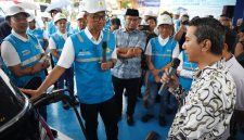 Direktur Utama PLN, Darmawan Prasodjo menyapa pengguna kendaraan listrik yang sedang melakukan pengisian daya di Stasiun Pengisian Kendaraan Listrik Umum (SPKLU) di Rest Area KM 519A Ruas Tol Solo-Ngawi, Jawa Tengah.