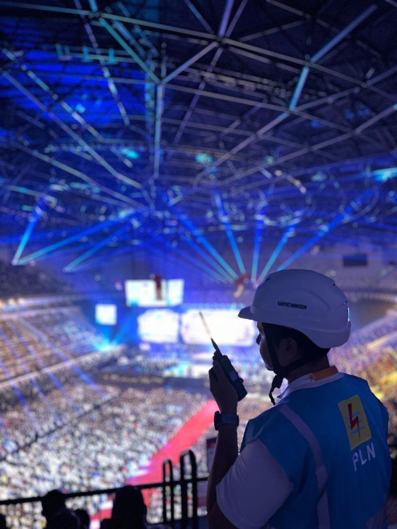 Petugas PLN terus berpatroli memastikan pasokan listrik andal selama berlangsungnya acara Natal Nasional di Indonesia Arena, Gelora Bung Karno, Jakarta Pusat.