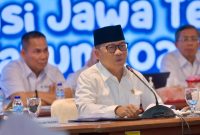 Semarang - Menteri Desa dan Pembangunan Daerah Tertinggal, Yandri Susanto hadiri Rapat Koordinator Terbatas Bidang Pangan tahun 2024 yang di pimpin oleh Menteri Koordinator Bidang Pangan, Zulkifli Hasan di Gedung Grhadhika Bakti Praja, Komplek Kantor Gubernur Jawa Tengah, Selasa (31/12/2024).

Foto : Andri/Humas