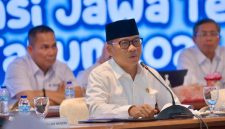 Semarang - Menteri Desa dan Pembangunan Daerah Tertinggal, Yandri Susanto hadiri Rapat Koordinator Terbatas Bidang Pangan tahun 2024 yang di pimpin oleh Menteri Koordinator Bidang Pangan, Zulkifli Hasan di Gedung Grhadhika Bakti Praja, Komplek Kantor Gubernur Jawa Tengah, Selasa (31/12/2024).

Foto : Andri/Humas