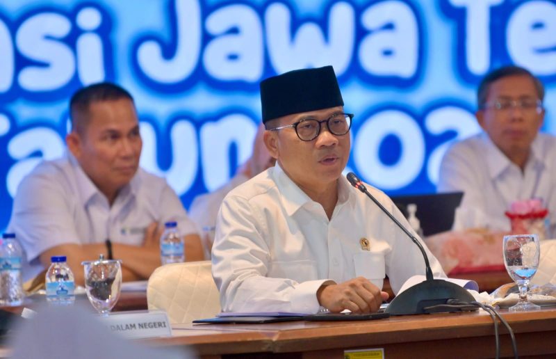 Semarang - Menteri Desa dan Pembangunan Daerah Tertinggal, Yandri Susanto hadiri Rapat Koordinator Terbatas Bidang Pangan tahun 2024 yang di pimpin oleh Menteri Koordinator Bidang Pangan, Zulkifli Hasan di Gedung Grhadhika Bakti Praja, Komplek Kantor Gubernur Jawa Tengah, Selasa (31/12/2024).

Foto : Andri/Humas