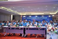 Direktur Utama PLN, Darmawan Prasodjo (kedua dari kiri) didampingi seluruh jajaran Direksi PLN dan Direktur Utama Subholding PLN saat melakukan teleconference kesiapan kelistrikan nasional menjelang pergantian tahun bersama seluruh unit PLN se-Indonesia, subholding, dan anak perusahaan yang dipusatkan di PLN Unit Induk Distribusi (UID) Jakarta Raya pada Selasa, (31/12).

Tampak pada foto: Direktur Distribusi PLN, Adi Priyanto (kiri), Direktur Transmisi dan Perencanaan Sistem PLN, Evy Haryadi (kedua dari kanan), dan Direktur Manajemen Pembangkitan PLN, Adi Lumakso (kanan).