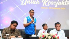 Direktur Utama PLN, Darmawan Prasodjo (kedua dari kiri) saat memaparkan terkait diskon tarif listrik 50% untuk rumah tangga dengan daya listrik 2.200 VA ke bawah pada periode Januari hingga Februari 2025 pada agenda konferensi pers bertajuk 