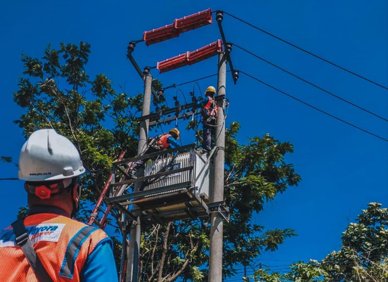 Ilustrasi petugas PLN secara rutin melakukan pemeliharaan infrastruktur untuk menjaga keandalan pasokan listrik bagi masyarakat.