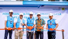 Prosesi peresmian penambahan daya PT Bio Farma (Persero) dilakukan secara simbolis melalui pengguntingan pita oleh General Manager PT PLN (Persero) Unit Induk Distribusi Jawa Barat (PLN UID Jabar), Agung Murdifi (tengah), bersama Manager Kelistrikan Bio Farma , Agung Nugroho (kedua dari kanan), Senior Manager Niaga PLN UID Jabar, Eko Suharno (kanan), Manager PLN Unit Pelaksana Pelayanan Pelanggan Bandung, Leandra Agung Tri Radi Putra (kedua dari kiri), dan Manager PLN Unit Layanan Pelanggan Prima Priangan, Muhammad Haiqal Basyeban (kiri).