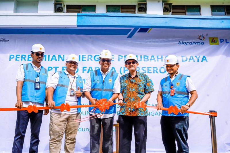 Prosesi peresmian penambahan daya PT Bio Farma (Persero) dilakukan secara simbolis melalui pengguntingan pita oleh General Manager PT PLN (Persero) Unit Induk Distribusi Jawa Barat (PLN UID Jabar), Agung Murdifi (tengah), bersama Manager Kelistrikan Bio Farma , Agung Nugroho (kedua dari kanan), Senior Manager Niaga PLN UID Jabar, Eko Suharno (kanan), Manager PLN Unit Pelaksana Pelayanan Pelanggan Bandung, Leandra Agung Tri Radi Putra (kedua dari kiri), dan Manager PLN Unit Layanan Pelanggan Prima Priangan, Muhammad Haiqal Basyeban (kiri).