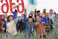 Menteri Desa dan Pembangunan Daerah Tertinggal Yandri Susanto didampingi Penasihat DWP Kemendes PDT Ratu Rachmatu Zakiyah dan Gubernur Jambi Al Haris meresmikan Bantuan Pengembangan Objek Wisata di Desa Tangkit Baru Kecamatan Sungai Gelan Jambi, Minggu (5/1/2025)

Foto : Mugi / Humas Kemendes PDT