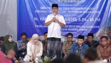 Menteri Desa dan Pembangunan Daerah Tertinggal Yandri Susanto didampingi Penasihat DWP Kemendes PDT Ratu Rachmatu Zakiyah dan Gubernur Jambi Al Haris menyapa sekaligus Bermalam dan Berdiskusi bersama warga Desa Danau Limo, Kecamatan Maro Sebo Jambi, Minggu (5/1/2025)

Foto : Mugi / Humas Kemendes PDT