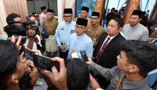 Menteri Desa dan Pembangunan Daerah Tertinggal Yandri Susanto didampingi Penasihat DWP Kemendes PDT Ratu Rachmatu Zakiyah menghadiri Rapat Paripurna DPRD Kota Jambi di Gedung DPRD Provinsi Jambi, Senin (6/1/2025)

Foto : Mugi / Humas Kemendes PDT