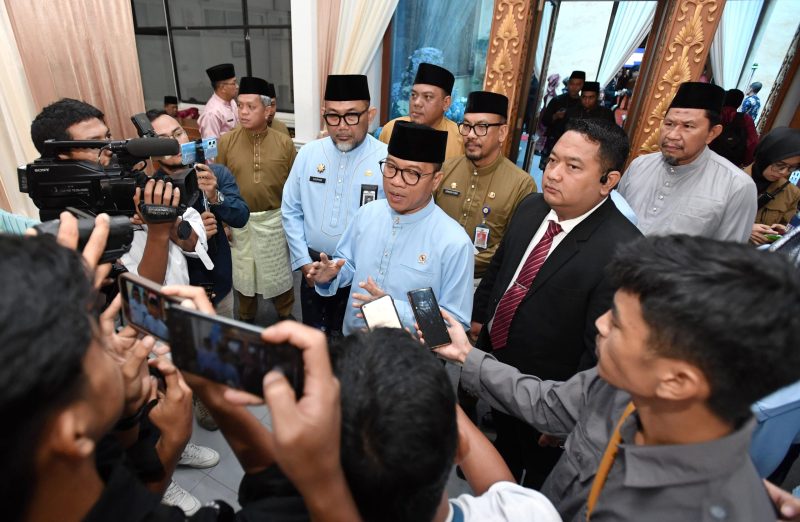 Menteri Desa dan Pembangunan Daerah Tertinggal Yandri Susanto didampingi Penasihat DWP Kemendes PDT Ratu Rachmatu Zakiyah menghadiri Rapat Paripurna DPRD Kota Jambi di Gedung DPRD Provinsi Jambi, Senin (6/1/2025)

Foto : Mugi / Humas Kemendes PDT