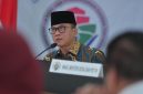 Jakarta - Menteri Desa dan Pembangunan Daerah Tertinggal (Mendes PDT) Yandri Susanto bersama Wakil Mendes Ahmad Riza Patria dan Sekretaris Jenderal Kemendes PDT Taufik Madjid menyapa secara virtual para Kepala Desa di Aceh, Sumatera Utara, Sumatera Barat dan Jambi.

Mendes Yandri menyosialisasikan Peraturan Menteri Desa (Permendesa) Nomor 2 Tahun 2025 tentang Petunjuk Operasional atas Fokus Penggunaan Dana Desa Tahun 2025. di Ruang Kendali Kemendes PDT, Rabu (08/01/2025).

Foto : Andri/Humas