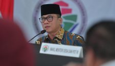 Jakarta - Menteri Desa dan Pembangunan Daerah Tertinggal (Mendes PDT) Yandri Susanto bersama Wakil Mendes Ahmad Riza Patria dan Sekretaris Jenderal Kemendes PDT Taufik Madjid menyapa secara virtual para Kepala Desa di Aceh, Sumatera Utara, Sumatera Barat dan Jambi.

Mendes Yandri menyosialisasikan Peraturan Menteri Desa (Permendesa) Nomor 2 Tahun 2025 tentang Petunjuk Operasional atas Fokus Penggunaan Dana Desa Tahun 2025. di Ruang Kendali Kemendes PDT, Rabu (08/01/2025).

Foto : Andri/Humas