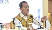 Menteri ESDM Bahlil Lahadalia resmi menutup Posko Nasional Natal 2024 dan Tahun Baru 2025 (Nataru) pada Selasa (7/1).