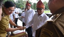 PALEMBANG-Menteri Desa dan Pembangunan Daerah Tertinggal Yandri Susanto mendampingi Menteri Koordinator (Menko) Bidang Pangan, Zulkifli Hasan, pada Rapat Koordinasi Swasembada Pangan dengan Kepala Daerah se-Sumatera Selatan, di Kantor Gubernur Sumatera Selatan,  Senin (13/1/2024). 
Foto : Nugrah Setiadi Humas  Kemendes PDTT