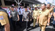 Menteri Desa dan Pembangunan Daerah Tertinggal Yandri Susanto didampingi Wamendes Riza Patria menghadiri Hari Desa Nasional 2025 di Desa Cibeureum Kulon Sumedang , Jawa Barat

Foto : Mugi / Humas Kemendes PDT