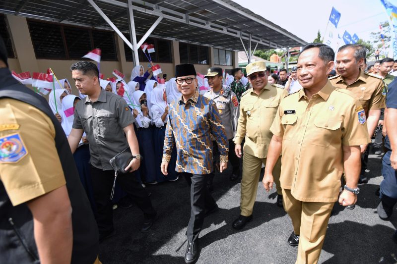 Menteri Desa dan Pembangunan Daerah Tertinggal Yandri Susanto didampingi Wamendes Riza Patria menghadiri Hari Desa Nasional 2025 di Desa Cibeureum Kulon Sumedang , Jawa Barat

Foto : Mugi / Humas Kemendes PDT