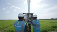 Petugas PLN sedang melakukan pengecekan listrik untuk pompa pengairan sawah di Kampung Telaga Sari, Merauke, Papua Selatan. Melalui program Electrifying Agriculture, kini produktivitas para petani di kampung tersebut semakin meningkat.