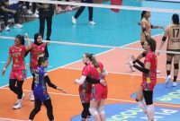 Tim voli putri Jakarta Electric PLN saat bertanding melawan Gresik Petrokimia Pupuk Indonesia pada Putaran Pertama PLN Mobile Proliga 2025 Seri Malang di GOR Ken Arok, Malang, Jumat (17/1). Pada pertandingan tersebut, Jakarta Electric PLN berhasil meraih kemenangan dengan skor 3-0.