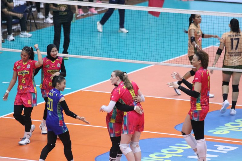 Tim voli putri Jakarta Electric PLN saat bertanding melawan Gresik Petrokimia Pupuk Indonesia pada Putaran Pertama PLN Mobile Proliga 2025 Seri Malang di GOR Ken Arok, Malang, Jumat (17/1). Pada pertandingan tersebut, Jakarta Electric PLN berhasil meraih kemenangan dengan skor 3-0.