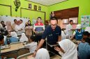 Wakil Menteri BUMN Aminuddin Ma'ruf didampingi Direktur SDM Pertamina Erry Sugiharto secara langsung memberikan makanan bergizi gratis (MBG) di SDN Curug Kulon IV Kabupaten Tangerang, Banten, pada Rabu, 21 Januari 2025. Dok. Pertamina / ist