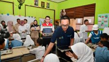 Wakil Menteri BUMN Aminuddin Ma'ruf didampingi Direktur SDM Pertamina Erry Sugiharto secara langsung memberikan makanan bergizi gratis (MBG) di SDN Curug Kulon IV Kabupaten Tangerang, Banten, pada Rabu, 21 Januari 2025. Dok. Pertamina / ist