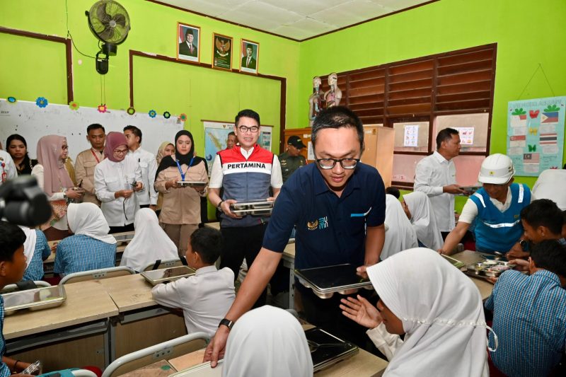 Wakil Menteri BUMN Aminuddin Ma'ruf didampingi Direktur SDM Pertamina Erry Sugiharto secara langsung memberikan makanan bergizi gratis (MBG) di SDN Curug Kulon IV Kabupaten Tangerang, Banten, pada Rabu, 21 Januari 2025. Dok. Pertamina / ist