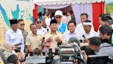 Presiden Prabowo dalam agenda Peresmian 37 Proyek Ketenagalistrikan di 18 Provinsi, bertempat di Pembangkit Listrik Tenaga Air (PLTA) Jatigede, Sumedang, pada Senin (20/1) menyatakan optimisme untuk mencapai swasembada energi secara penuh dalam lima tahun ke depan, termasuk penghentian impor energi. / foto ist