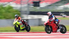 Keterangan Foto 1: Pembalap VR46 Riders Academy bersama dengan Pembalap muda lokal melakukan latihan bersama saat track day 2 pada acara “Pertamina Enduro VR46 Riders Academy” yang diselenggarakan di Pertamina Mandalika International Circuit, Kuta, Lombok Tengah, Nusa Tenggara Barat (28/1/2025).