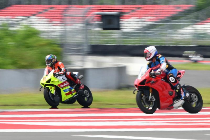 Keterangan Foto 1: Pembalap VR46 Riders Academy bersama dengan Pembalap muda lokal melakukan latihan bersama saat track day 2 pada acara “Pertamina Enduro VR46 Riders Academy” yang diselenggarakan di Pertamina Mandalika International Circuit, Kuta, Lombok Tengah, Nusa Tenggara Barat (28/1/2025).