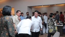 Wakil Menteri Desa dan Pembangunan Daerah Tertinggal A. Riza Patria menghadiri Rapat Koordinasi Tingkat Menteri tentang Data Tunggal Sosial dan Ekonomi Nasional dan Percepatan Penanggulangan Kemiskinan, di Kantor Menko Pemberdayaan Masyarakat, Kamis (30/01/2025).

Dok. Sigit Purwanto/Humas Kemendes PDT