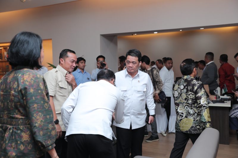 Wakil Menteri Desa dan Pembangunan Daerah Tertinggal A. Riza Patria menghadiri Rapat Koordinasi Tingkat Menteri tentang Data Tunggal Sosial dan Ekonomi Nasional dan Percepatan Penanggulangan Kemiskinan, di Kantor Menko Pemberdayaan Masyarakat, Kamis (30/01/2025).

Dok. Sigit Purwanto/Humas Kemendes PDT