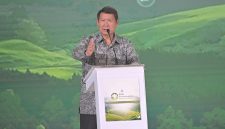 Utusan Khusus Presiden Bidang Iklim dan Energi, Hashim Djojohadikusumo saat menyampaikan keynote speech pada acara CNBC Indonesia ESG Sustainability Forum 2025 di Jakarta, Jumat (31/1). Dirinya menyampaikan keputusan dibukanya perdagangan karbon luar negeri diharapkan dapat menghidupkan pasar karbon nasional melalui arus investasi asing tanpa mengurangi pencatatan di dalam negeri. Hashim juga mengapresiasi langkah progresif PT PLN (Persero) yang telah masuk dalam perdagangan karbon luar negeri.