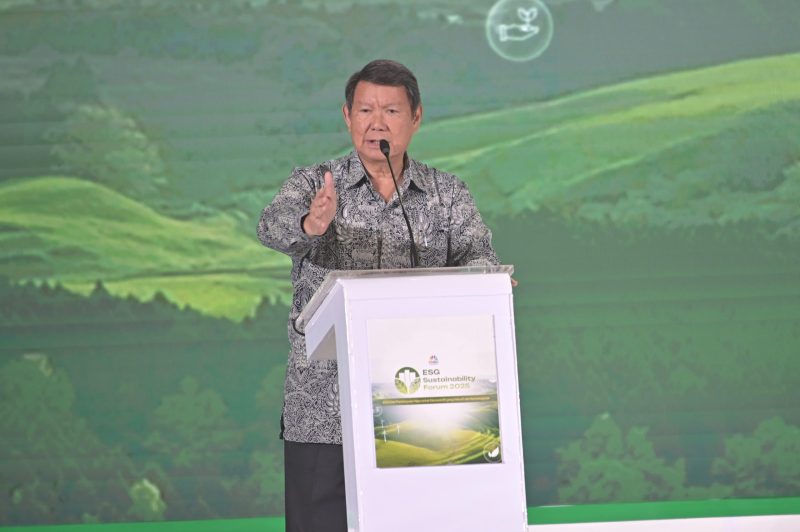 Utusan Khusus Presiden Bidang Iklim dan Energi, Hashim Djojohadikusumo saat menyampaikan keynote speech pada acara CNBC Indonesia ESG Sustainability Forum 2025 di Jakarta, Jumat (31/1). Dirinya menyampaikan keputusan dibukanya perdagangan karbon luar negeri diharapkan dapat menghidupkan pasar karbon nasional melalui arus investasi asing tanpa mengurangi pencatatan di dalam negeri. Hashim juga mengapresiasi langkah progresif PT PLN (Persero) yang telah masuk dalam perdagangan karbon luar negeri.