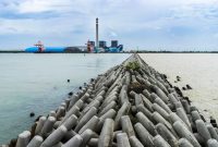 Pemanfaatan FABA dari PLTU Indramayu untuk tetrapod yang berfungsi mencegah terjadinya abrasi dan memperkuat struktur pantai.