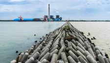 Pemanfaatan FABA dari PLTU Indramayu untuk tetrapod yang berfungsi mencegah terjadinya abrasi dan memperkuat struktur pantai.