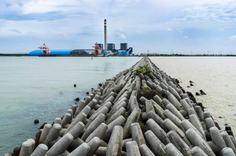 Pemanfaatan FABA dari PLTU Indramayu untuk tetrapod yang berfungsi mencegah terjadinya abrasi dan memperkuat struktur pantai.