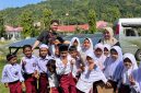 Keterangan Foto 1: ACEH - Penerima Beasiswa Sobat Bumi Universitas Syiah Kuala melakukan Aksi Sobat Bumi dengan mengumpulkan sampah bersama siswa/siswi sekolah dasar di kecamatan Pulo Aceh.