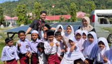 Keterangan Foto 1: ACEH - Penerima Beasiswa Sobat Bumi Universitas Syiah Kuala melakukan Aksi Sobat Bumi dengan mengumpulkan sampah bersama siswa/siswi sekolah dasar di kecamatan Pulo Aceh.