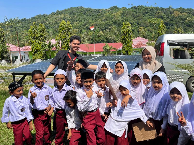 Keterangan Foto 1: ACEH - Penerima Beasiswa Sobat Bumi Universitas Syiah Kuala melakukan Aksi Sobat Bumi dengan mengumpulkan sampah bersama siswa/siswi sekolah dasar di kecamatan Pulo Aceh.