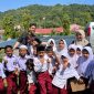 Keterangan Foto 1: ACEH - Penerima Beasiswa Sobat Bumi Universitas Syiah Kuala melakukan Aksi Sobat Bumi dengan mengumpulkan sampah bersama siswa/siswi sekolah dasar di kecamatan Pulo Aceh.