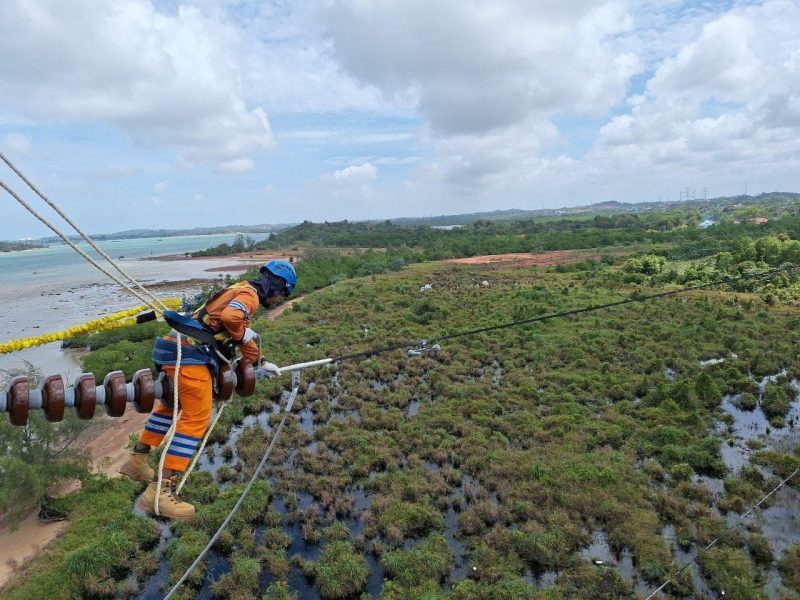 Ilustrasi pemeliharaan jaringan transmisi Saluran Udara Tegangan Tinggi (SUTT) 150 kiloVolt (KV) untuk memastikan pasokan listrik tetap andal.