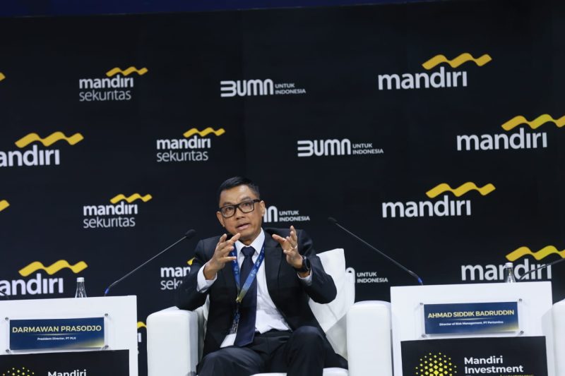 Ketika menjadi salah satu panelis dalam agenda Mandiri Investment Forum pada Selasa (11/2), Direktur Utama PLN, Darmawan Prasodjo mengajak seluruh pihak untuk berkolaborasi dalam mendukung transformasi energi di Indonesia. Upaya swasembada energi memerlukan kolaborasi dalam sektor inovasi dan investasi berkelanjutan, khususnya untuk proyek-proyek energi bersih.