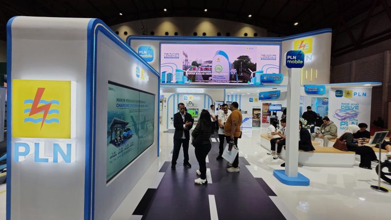 Suasana booth PLN pada IIMS 2025 di JIEXPO, Jakarta.