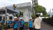 Direktur Distribusi PLN, Adi Priyanto (kedua dari kanan) terjun langsung dalam memastikan keandalan kelistrikan di Istana Presiden selama pelantikan Kepala Daerah.