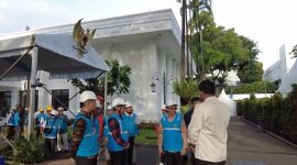 Direktur Distribusi PLN, Adi Priyanto (kedua dari kanan) terjun langsung dalam memastikan keandalan kelistrikan di Istana Presiden selama pelantikan Kepala Daerah.