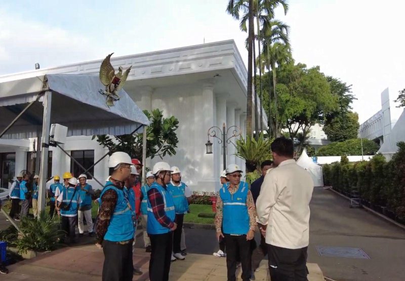 Direktur Distribusi PLN, Adi Priyanto (kedua dari kanan) terjun langsung dalam memastikan keandalan kelistrikan di Istana Presiden selama pelantikan Kepala Daerah.