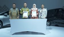 Plt. Direktur Utama Haleyora Power, Susiana Mutia (kedua dari kanan) dan Executive Director Wuling Motors Holdings Ltd., Wei Mingfeng (kedua dari kiri) menandatangani Memorandum of Understanding untuk layanan 7 Days Home Charging Device di sela gelaran Indonesia International Motor Show (IIMS) 2025, JIEXPO Kemayoran, Jakarta, Jumat (14/2).