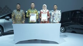 Plt. Direktur Utama Haleyora Power, Susiana Mutia (kedua dari kanan) dan Executive Director Wuling Motors Holdings Ltd., Wei Mingfeng (kedua dari kiri) menandatangani Memorandum of Understanding untuk layanan 7 Days Home Charging Device di sela gelaran Indonesia International Motor Show (IIMS) 2025, JIEXPO Kemayoran, Jakarta, Jumat (14/2).